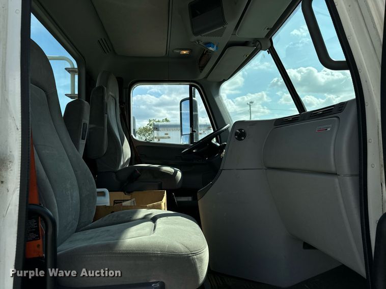 image for item OG9678 2009 Freightliner  Columbia  semi truck