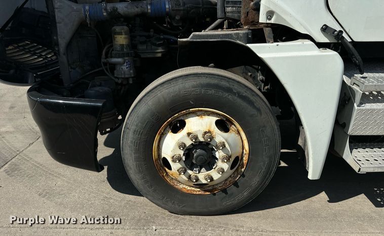 image for item OG9678 2009 Freightliner  Columbia  semi truck