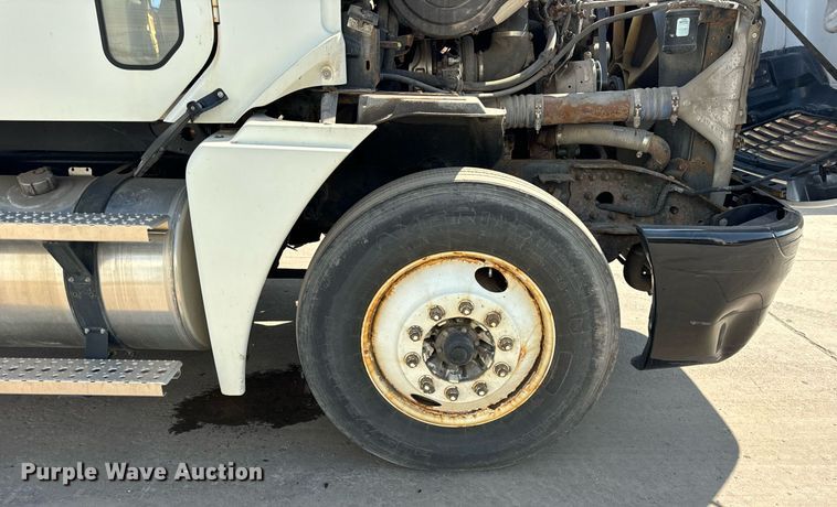 image for item OG9678 2009 Freightliner  Columbia  semi truck