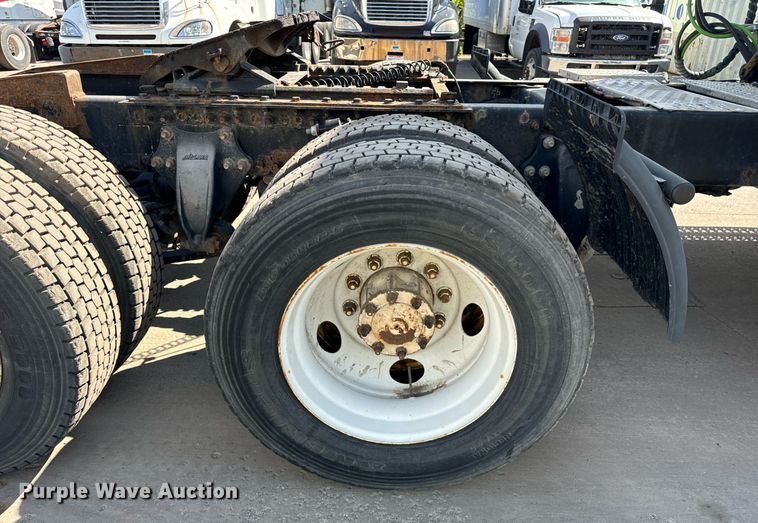 image for item OG9678 2009 Freightliner  Columbia  semi truck