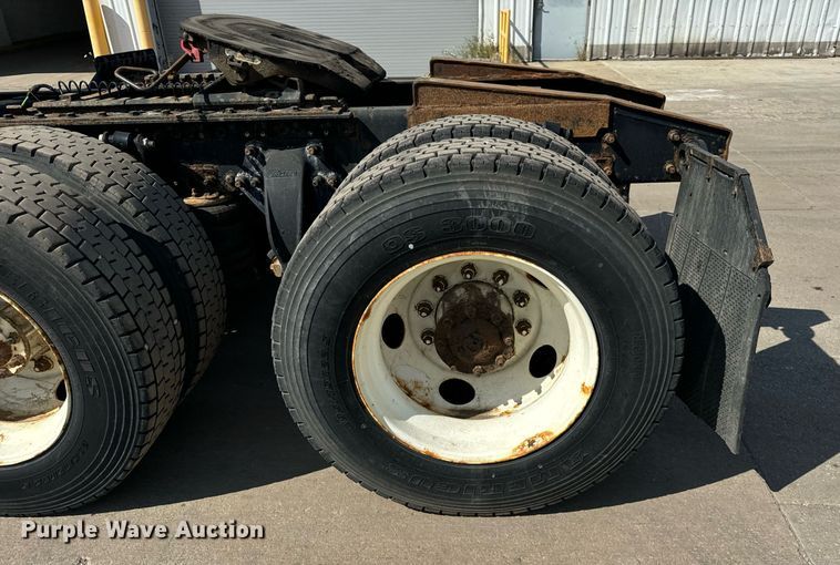 image for item OG9678 2009 Freightliner  Columbia  semi truck