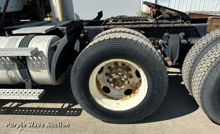 image for item OG9678 2009 Freightliner  Columbia  semi truck