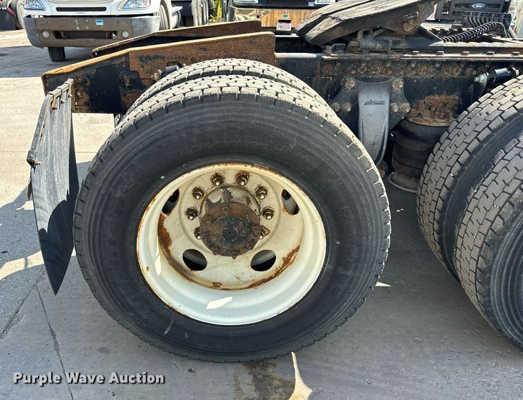 image for item OG9678 2009 Freightliner  Columbia  semi truck