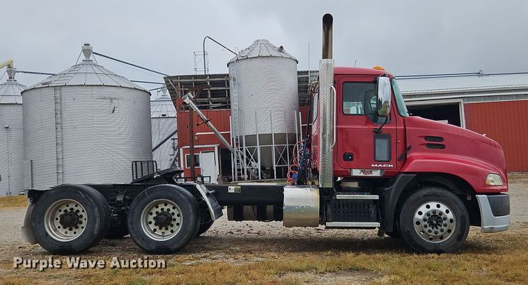 image for item OJ9867 2012 Mack CXU613 semi truck