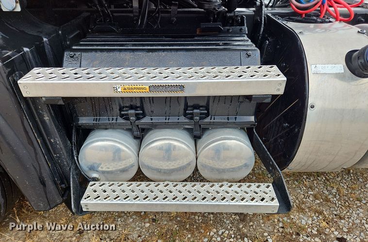 image for item OJ9867 2012 Mack CXU613 semi truck