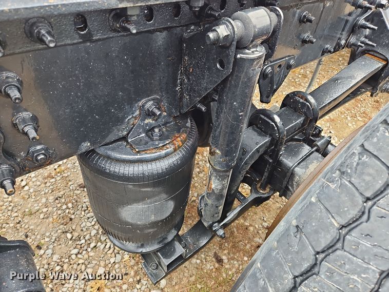 image for item OJ9867 2012 Mack CXU613 semi truck