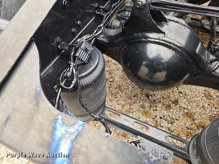 image for item OJ9867 2012 Mack CXU613 semi truck