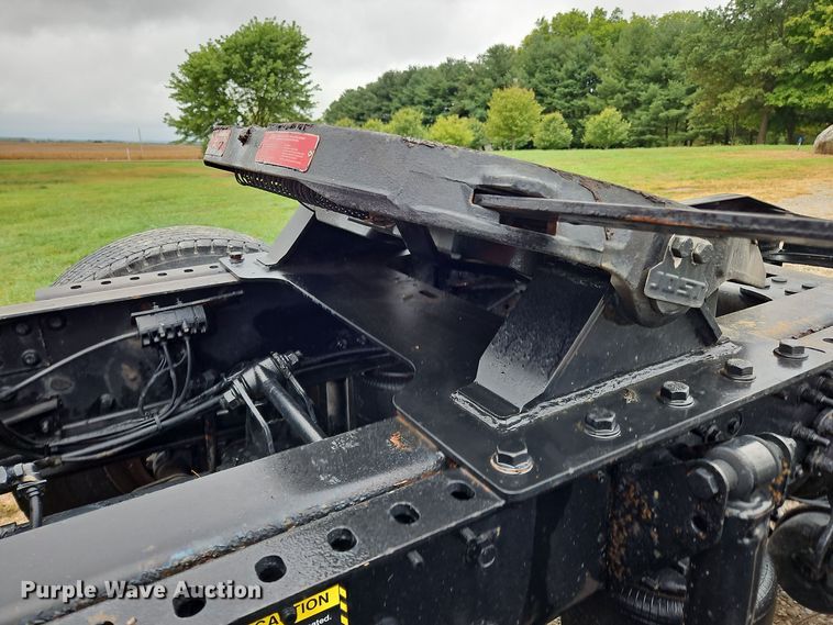 image for item OJ9867 2012 Mack CXU613 semi truck