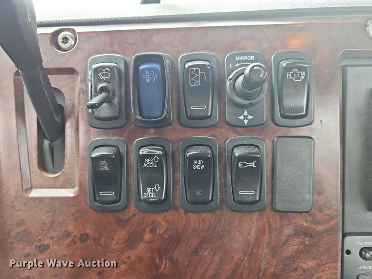 image for item OJ9867 2012 Mack CXU613 semi truck