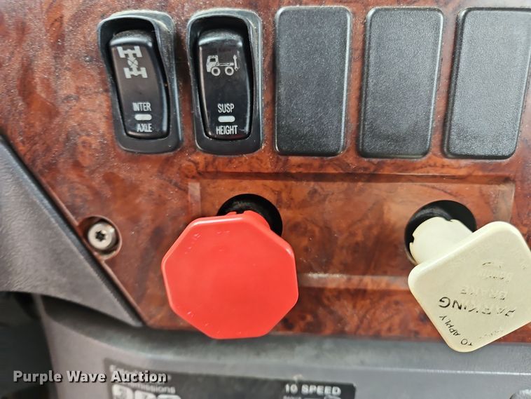 image for item OJ9867 2012 Mack CXU613 semi truck