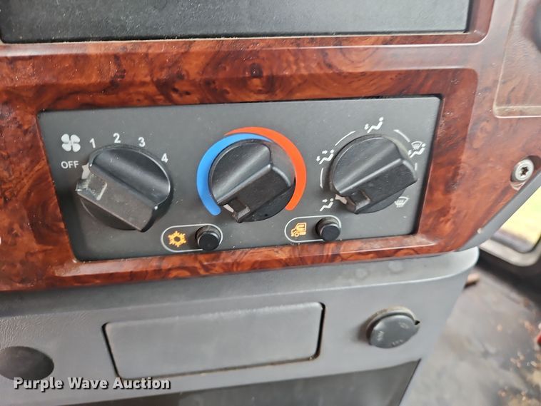 image for item OJ9867 2012 Mack CXU613 semi truck