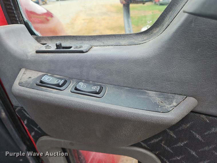 image for item OJ9867 2012 Mack CXU613 semi truck