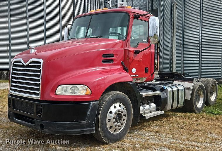 image for item OJ9870 2013 Mack CXU semi truck