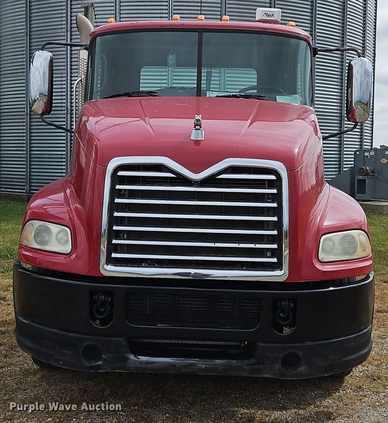 image for item OJ9870 2013 Mack CXU semi truck