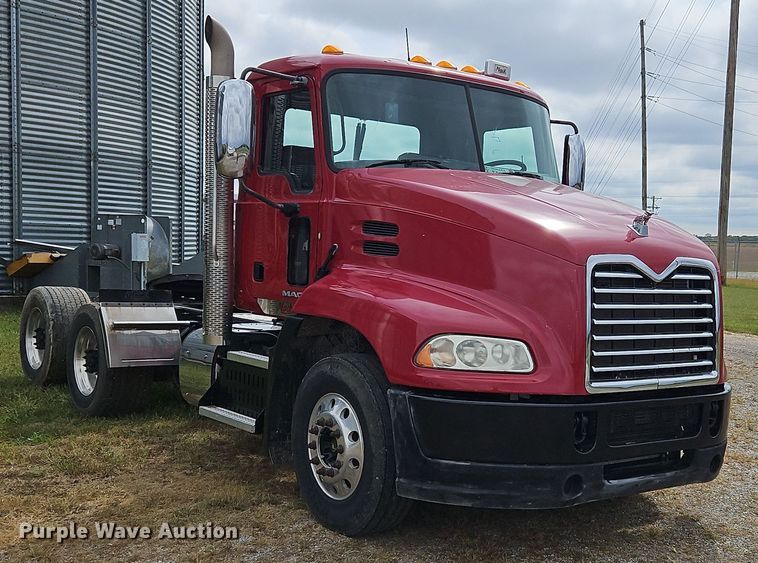 image for item OJ9870 2013 Mack CXU semi truck