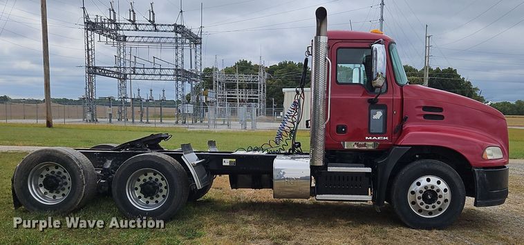 image for item OJ9870 2013 Mack CXU semi truck