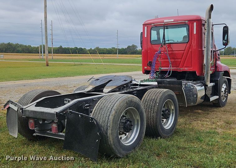 image for item OJ9870 2013 Mack CXU semi truck