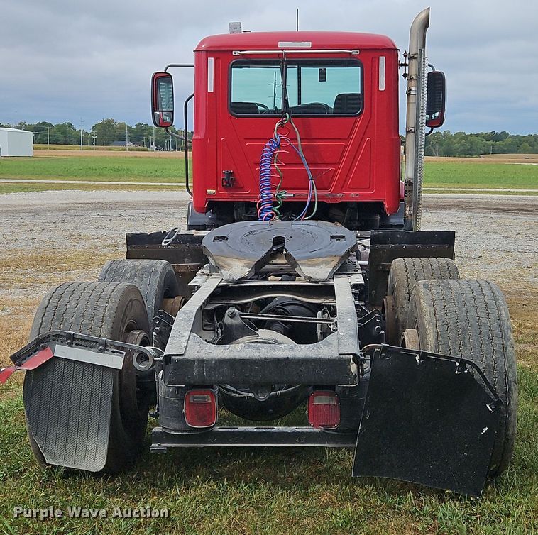 image for item OJ9870 2013 Mack CXU semi truck