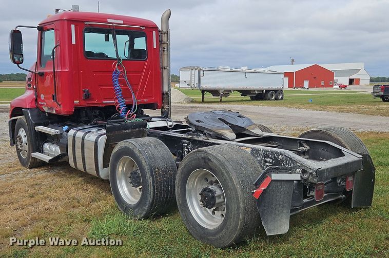 image for item OJ9870 2013 Mack CXU semi truck