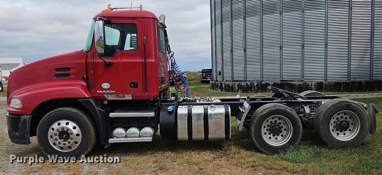 image for item OJ9870 2013 Mack CXU semi truck