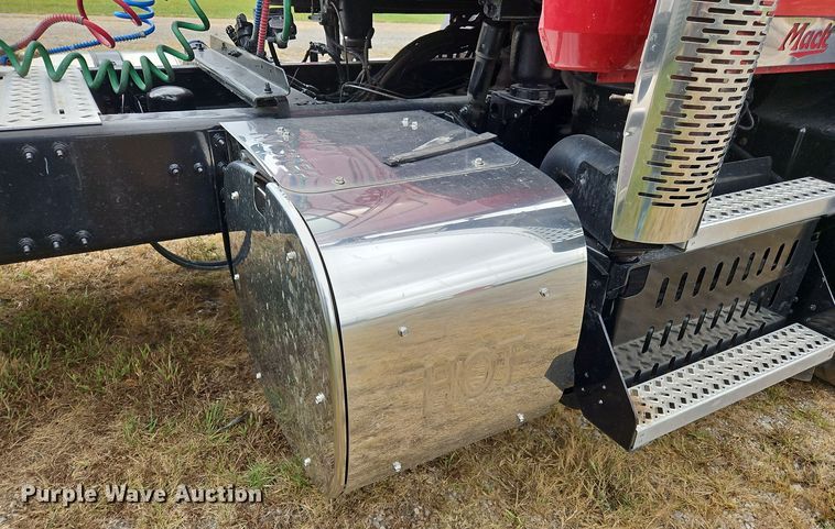 image for item OJ9870 2013 Mack CXU semi truck