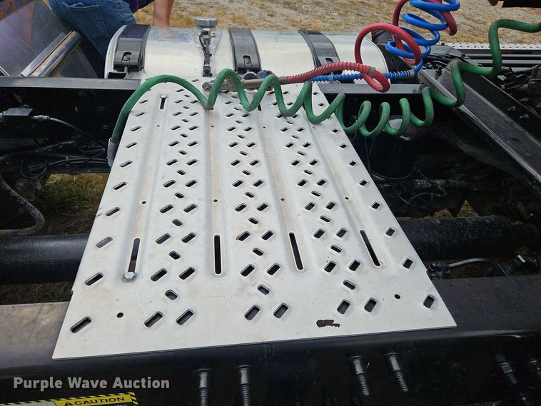 image for item OJ9870 2013 Mack CXU semi truck