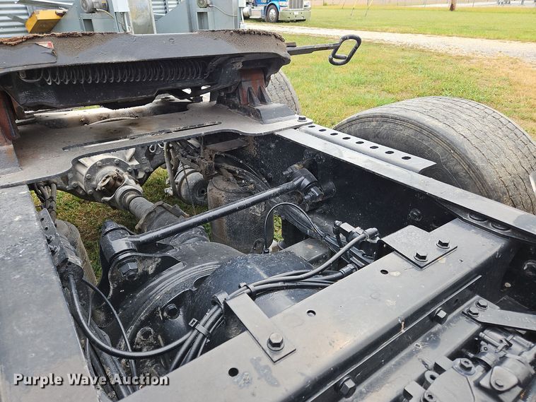 image for item OJ9870 2013 Mack CXU semi truck