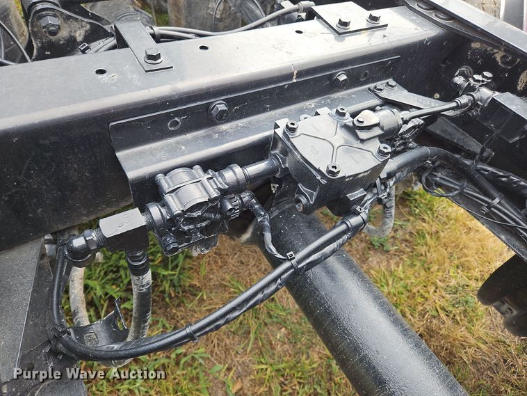 image for item OJ9870 2013 Mack CXU semi truck