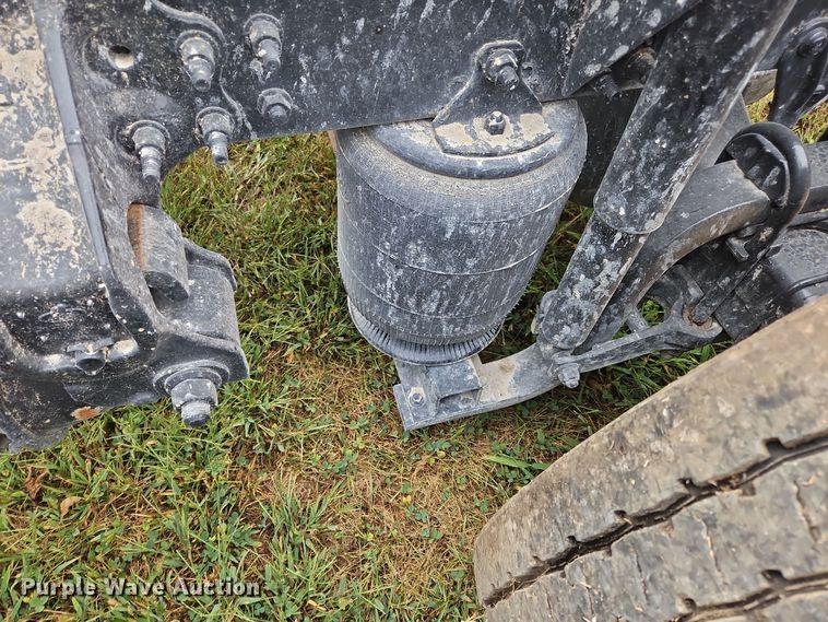 image for item OJ9870 2013 Mack CXU semi truck