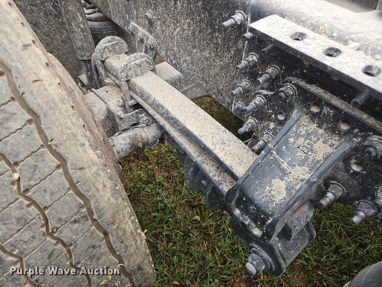 image for item OJ9870 2013 Mack CXU semi truck