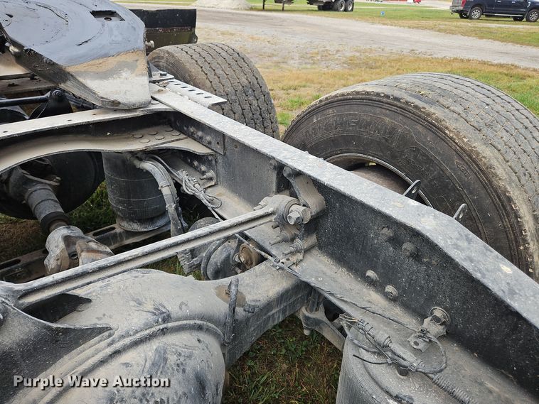 image for item OJ9870 2013 Mack CXU semi truck