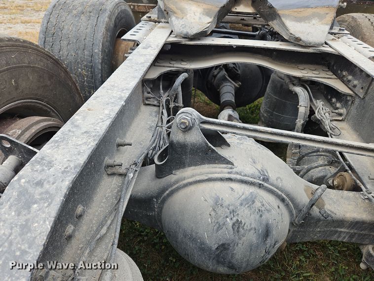 image for item OJ9870 2013 Mack CXU semi truck