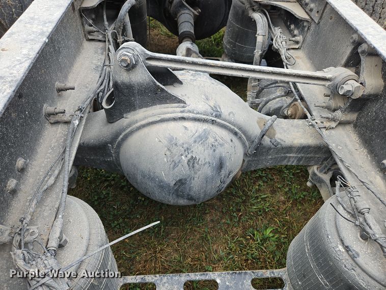 image for item OJ9870 2013 Mack CXU semi truck