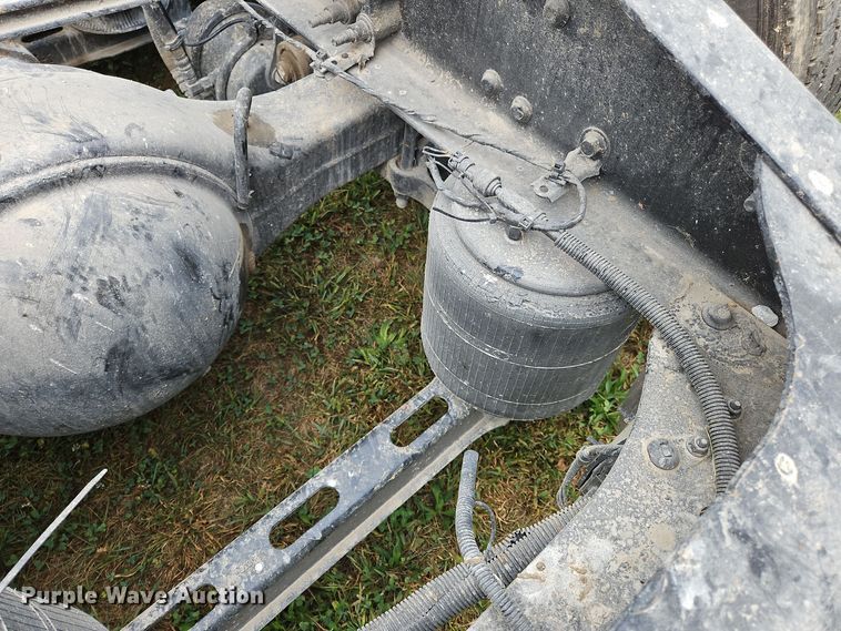 image for item OJ9870 2013 Mack CXU semi truck