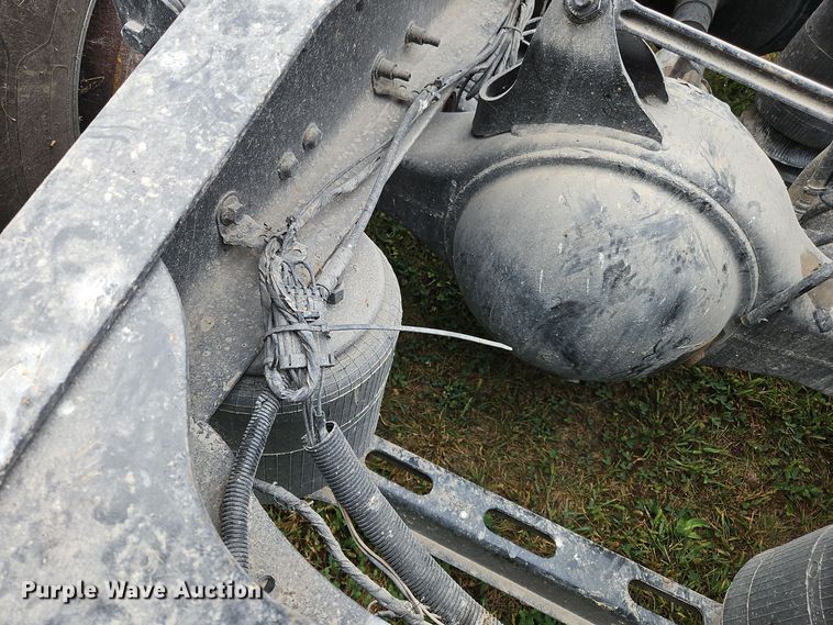 image for item OJ9870 2013 Mack CXU semi truck