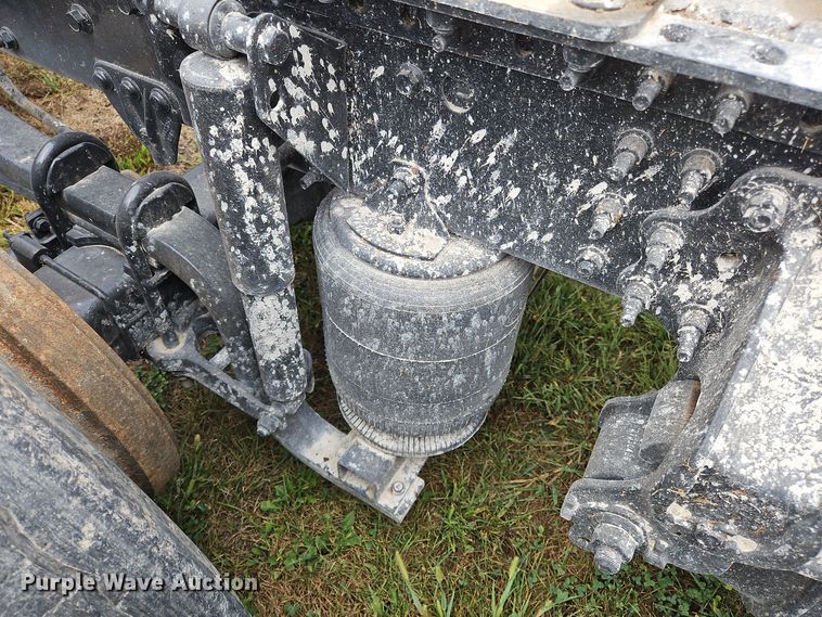 image for item OJ9870 2013 Mack CXU semi truck