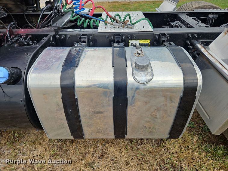 image for item OJ9870 2013 Mack CXU semi truck