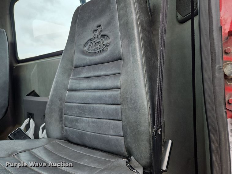 image for item OJ9870 2013 Mack CXU semi truck