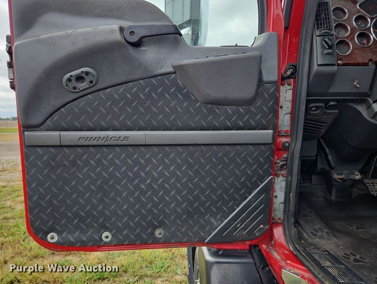 image for item OJ9870 2013 Mack CXU semi truck