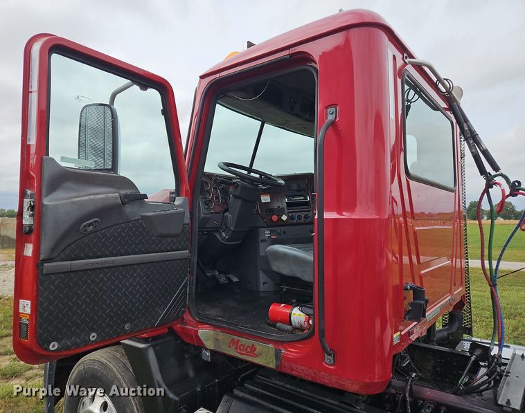 image for item OJ9870 2013 Mack CXU semi truck