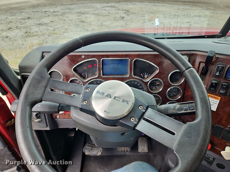 image for item OJ9870 2013 Mack CXU semi truck