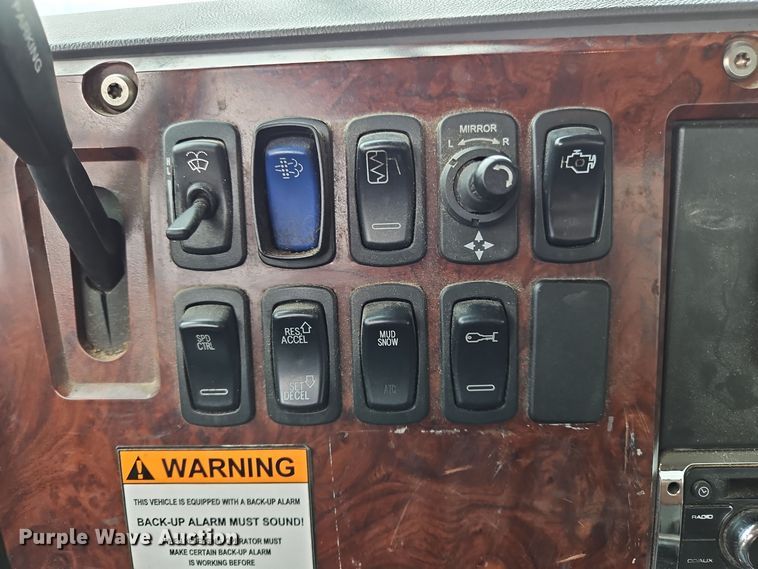 image for item OJ9870 2013 Mack CXU semi truck