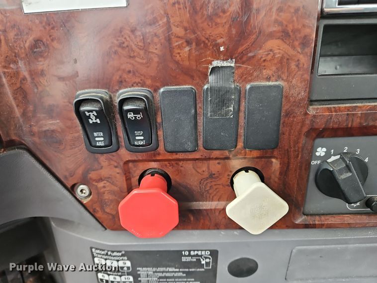 image for item OJ9870 2013 Mack CXU semi truck