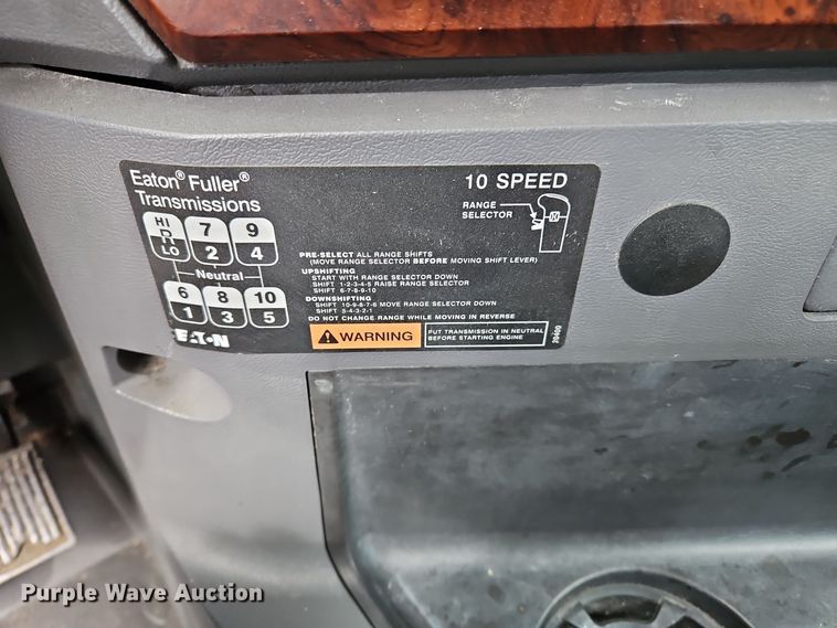 image for item OJ9870 2013 Mack CXU semi truck