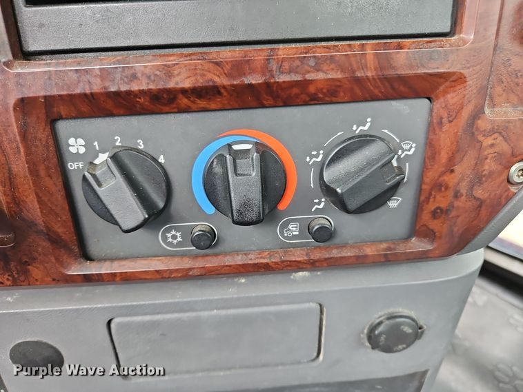 image for item OJ9870 2013 Mack CXU semi truck