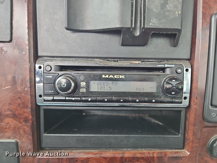 image for item OJ9870 2013 Mack CXU semi truck