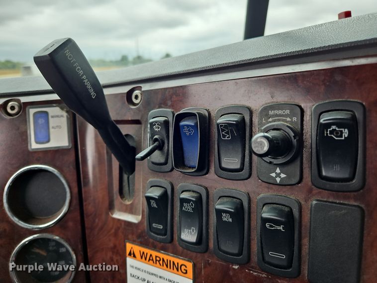 image for item OJ9870 2013 Mack CXU semi truck