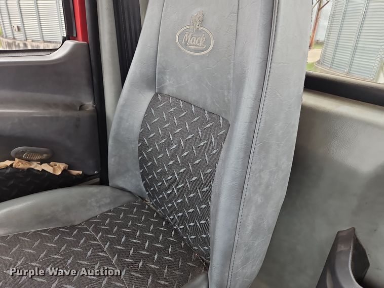 image for item OJ9870 2013 Mack CXU semi truck