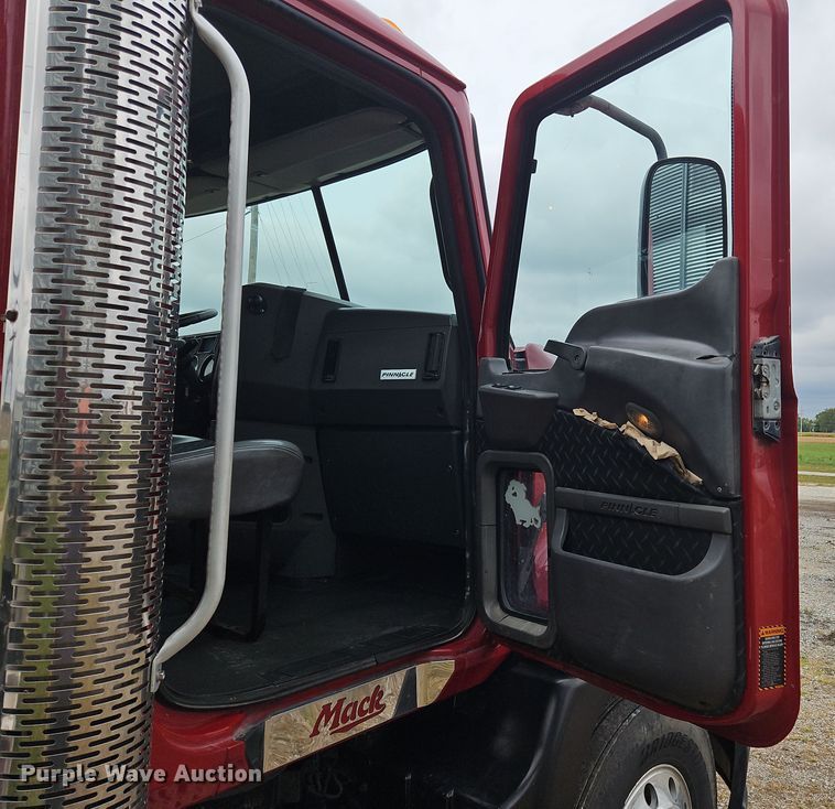 image for item OJ9870 2013 Mack CXU semi truck