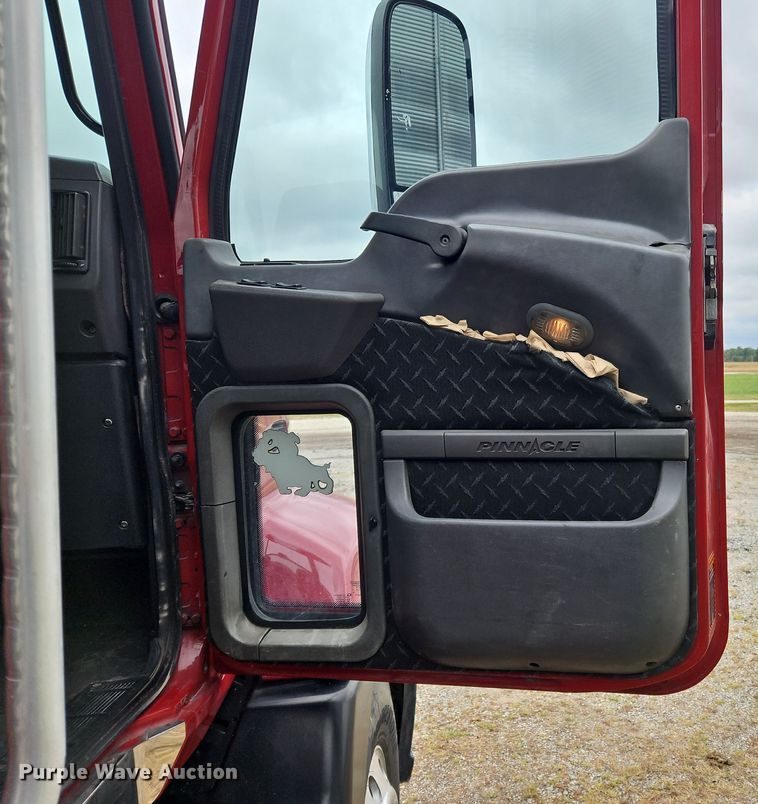 image for item OJ9870 2013 Mack CXU semi truck